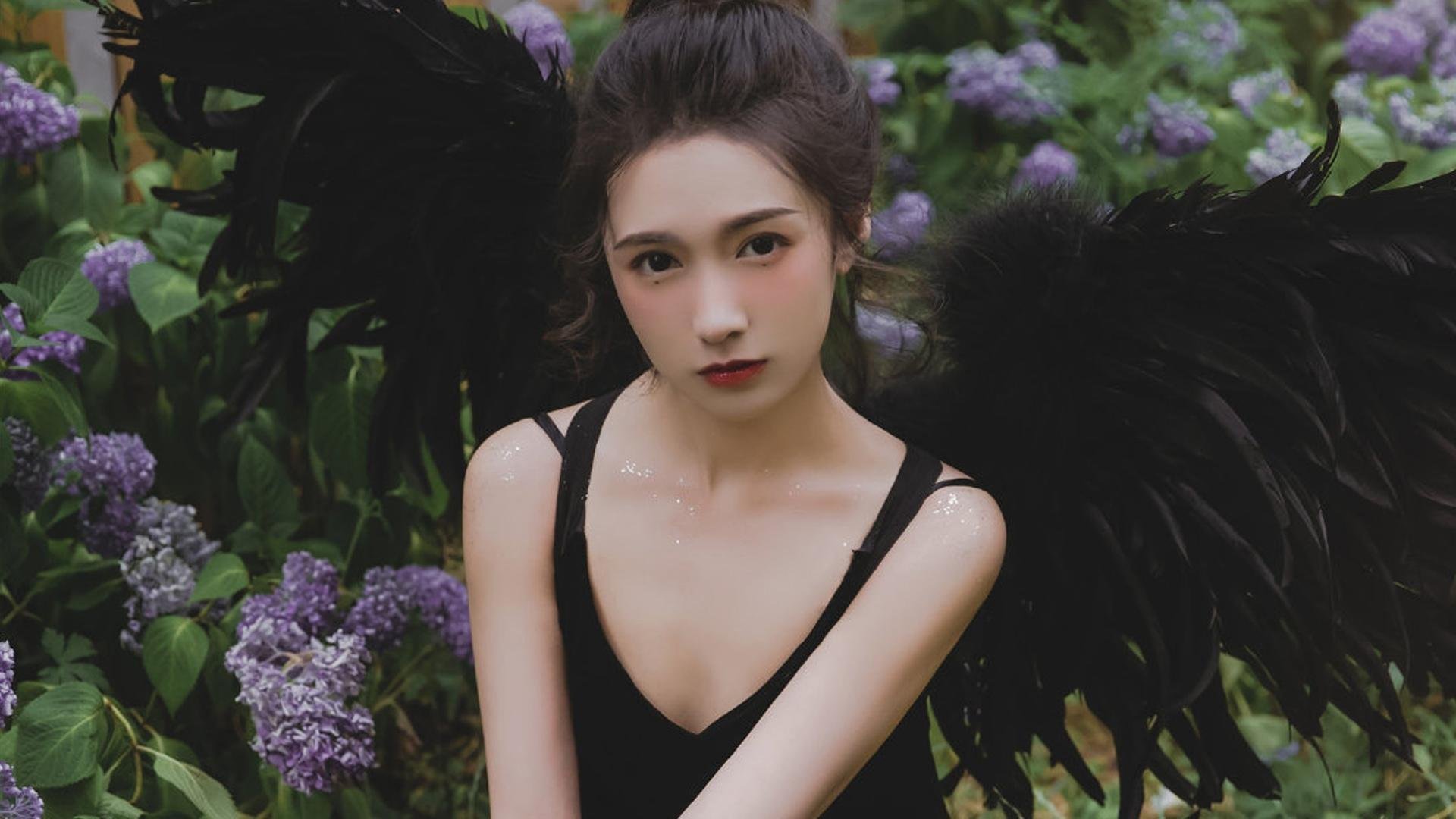 中国女足在比赛中展现出优雅的踢球风格，中国女足好样的