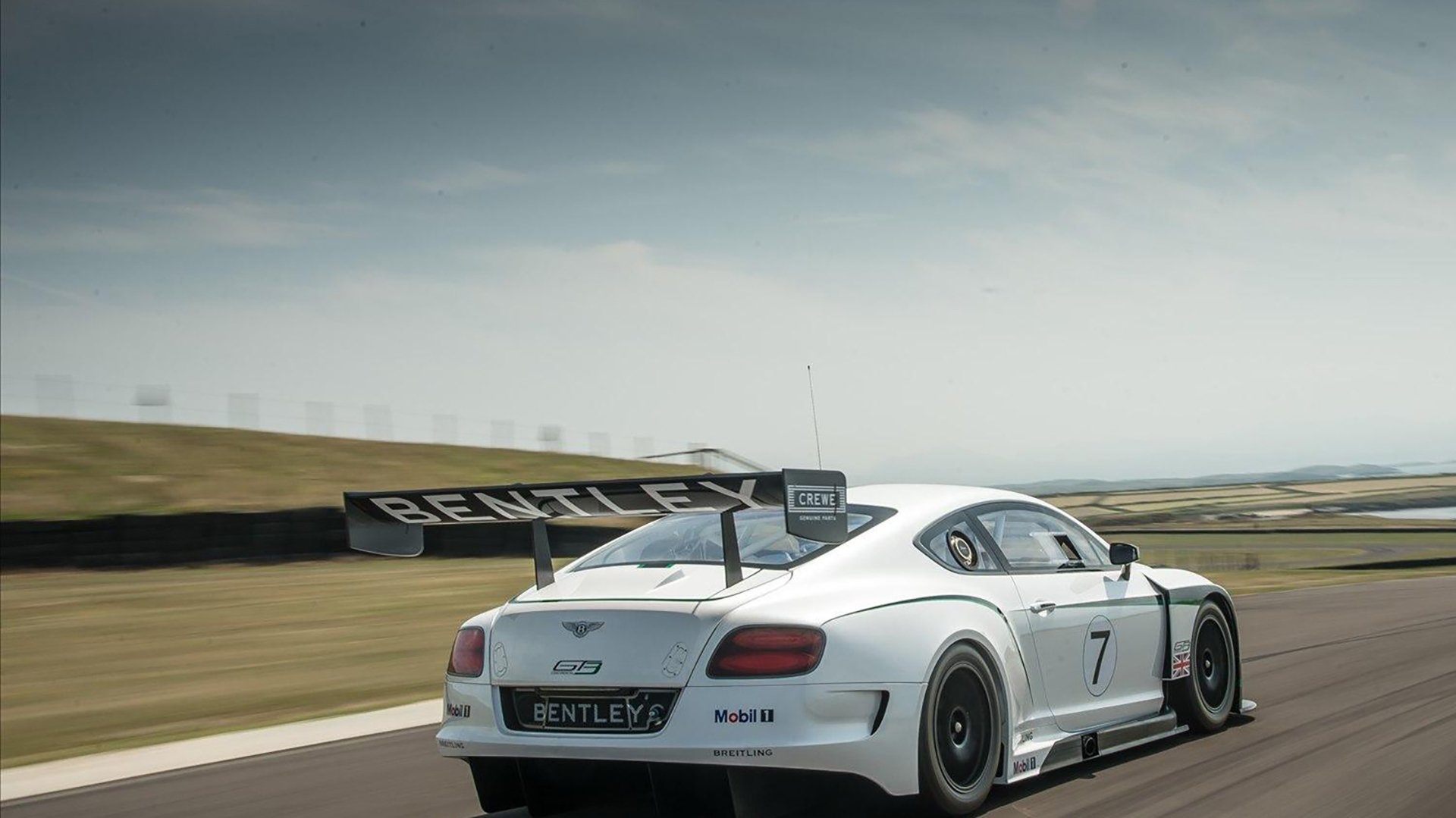 爱游戏娱乐平台-热血激情的足球盛宴，观众欢欣鼓舞，热血足球比赛