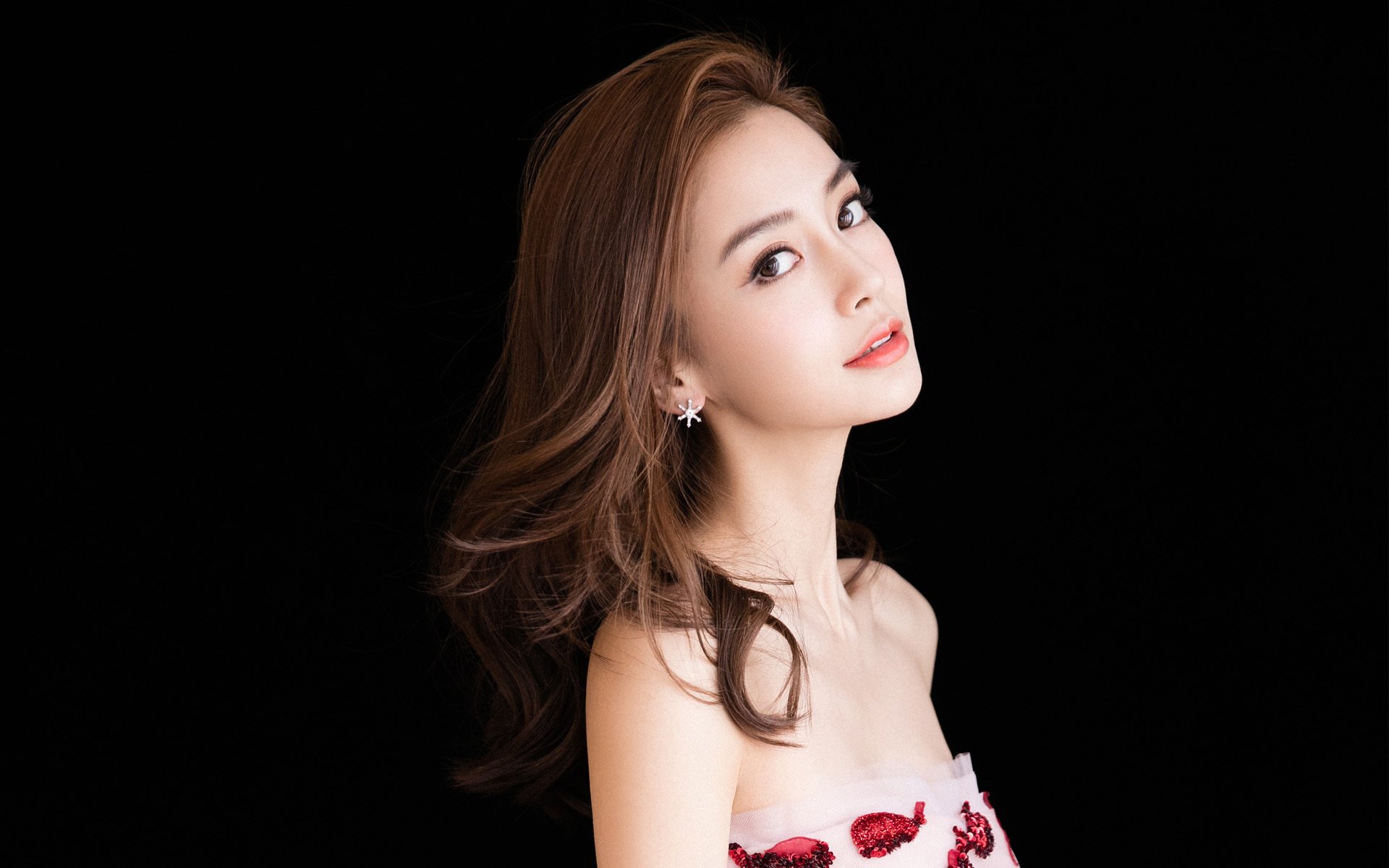 体育明星出书分享成长经历引共鸣,体育明星及其成长经历